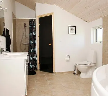 Дом отдыха Four-bedroom Holiday In 8 *